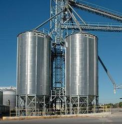 BROCK® Commercial Hopper Silos range up to 11 meters (36 feet) in diameter and offer a maximum capacity over 1,900 cubic meters (58,000 bushels).